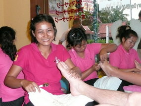 Ads Thai Foot Massage n scrape! Poor lady!
