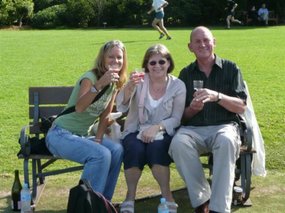 Celebrations & bubbles in the botanical gardens!