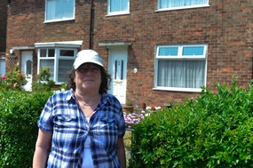 Melissa in front of Paul McCartney's family home