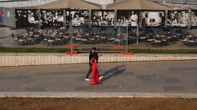 Sofia - Promeneurs autour du NDK