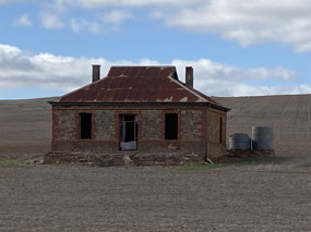 Iconic Cobb & Co Coach House near Burra