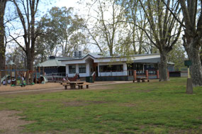 Cafe down on bend of Murray River