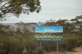 Sedan 'Dry Wall Country'