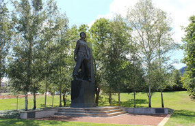 Statue in grounds of Australian War Memorial