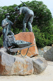 Monument to WWI soldiers at Eastern end GOR