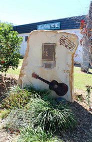 Monument to Slim Dusty at Greenvale