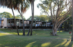Agnas Water Cabins - Lawn area - then beach