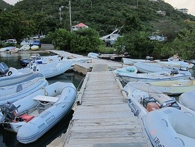 Crowded dinghy dock at Coral Harbor