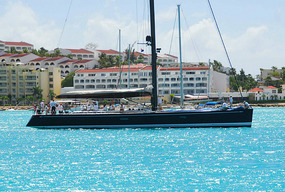 Racing entrant departs harbor for practice run