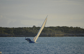 Bahamian racing sloop with crew on boards