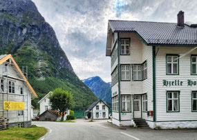 Driving through Hjelle 