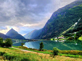 Drive along Kjosnesfjorden