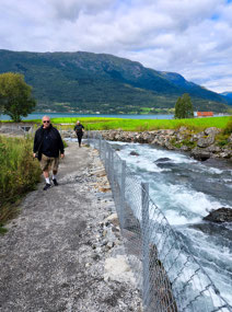 Easy path along the river 