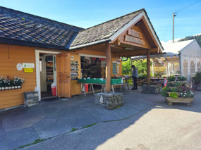 Steinsto fruit stand, café, bakery