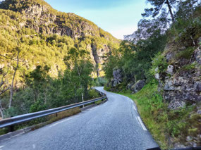 Twisting, curving over Saudafjellet mountain
