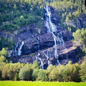 Vidfossen spreads out over ledged rocks