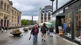 Karl Johan gate next to Parliament building