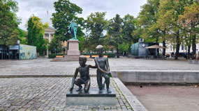 Playful Children statue by Spikersuppa 