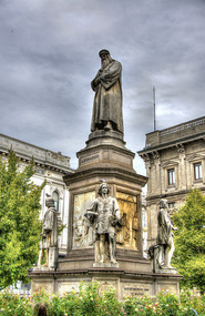 Piazza with Leonardo statue
