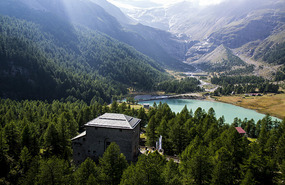 Palu Glacier behind the little Palüsee Lake 