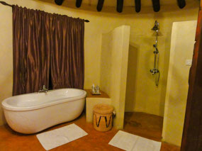 Shower/Tub - Emakoko Lodge