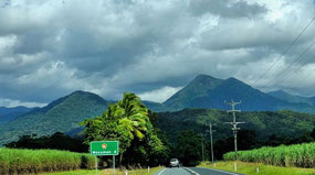 Driving to Mossman Gorge