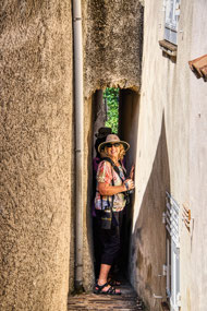 L'Androuno--narrowest street in world