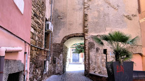 through passage from Piazza Saffi to Leandra