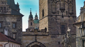 Musicians above Lesser Town Bridge gate