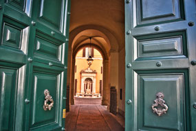 Passageway in Piazza Colonna