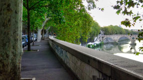 Walkway along Tiber River, then across bridge