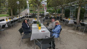 Lubu Bluehendes Barrock - lunch time