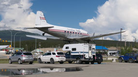 Whitehorse - parking under the plane
