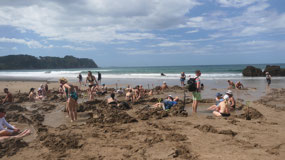 Hot water beach - lots of people