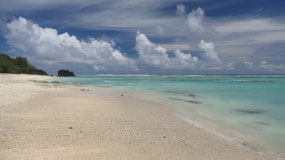 Rarotonga - sun at the black rock beach