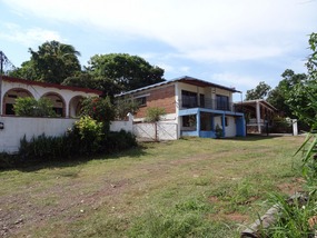 wht house on lft