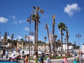 Bustling square w/blending of peoples