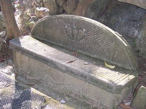 Can u imagine this stonework on park bench in US?