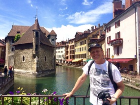 Jeff with his favourite building in Annecy