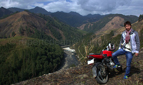 Adiju, his bike and the view on way to Mipi