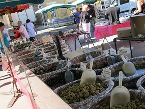 La Tour d'Aigues Market Olives