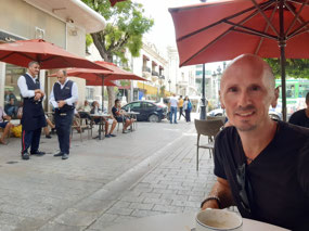 Coffee at a très French sidewalk café