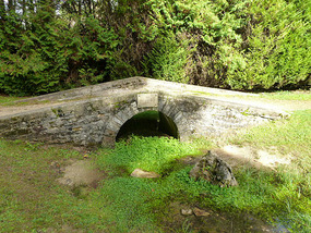 Ist bridge over Seine ded to creator of gardens