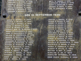 Memorial to landslide