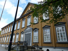 Former Royal residence,largest wooden building 