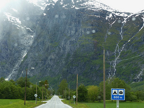 Squeezing between mountains