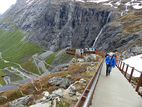 Walking towards lookout point