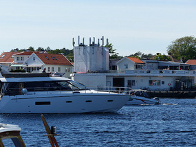Boats going up river