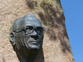 Unusual statue with specs