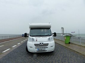 MH on dyke- N Sea left, Ijsselmeer right